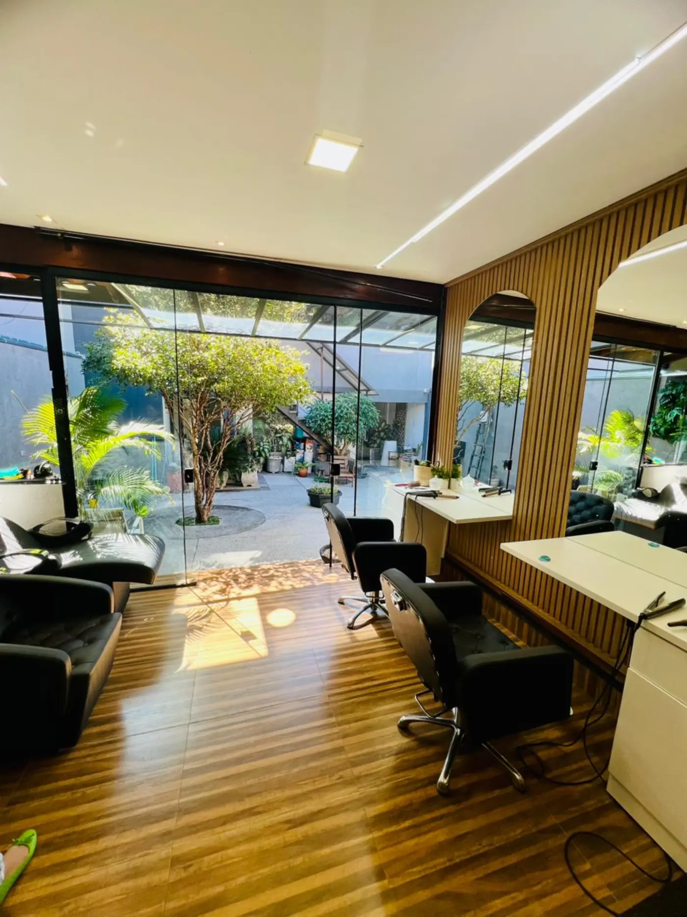 Espaço do Salão da Transformação com garden e luz natural