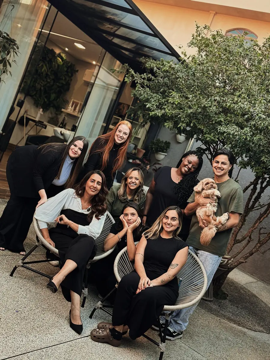 Equipe do Salão da Transformação — Helen Garcia e as profissionais
